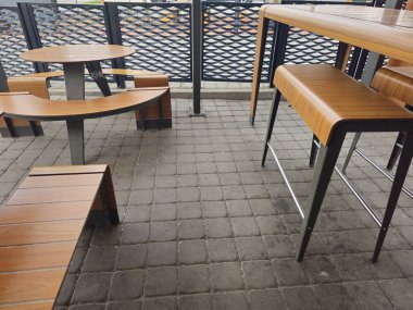 Bir sürü sandalyeli boş bir masa.