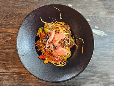 Tahta arka planda etli makarna