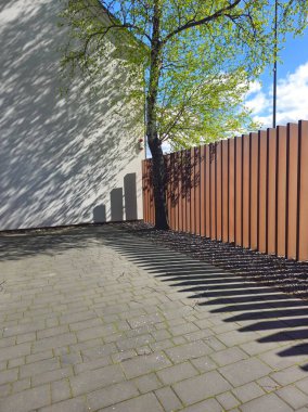 Beyaz arka planı olan ahşap bir çit.