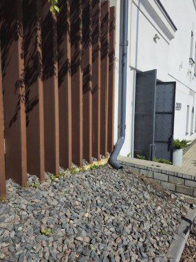 Parkta beton kaldırım ve yol