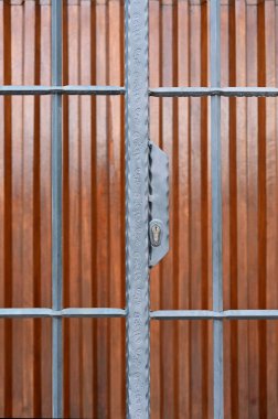 Eski demir çitlerin arkasındaki paslı parmaklıklar.