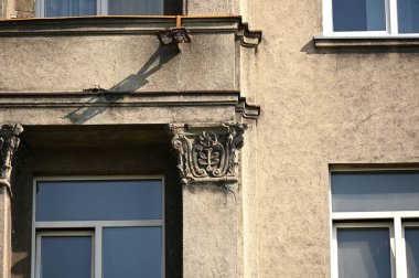 Penceresi ve penceresi olan eski bina