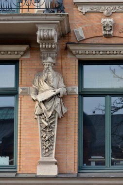 pencere ile eski bina