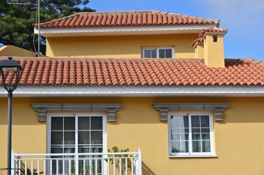 Sarı kiremit çatılı yeni modern ev.