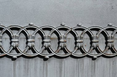 Beyaz arka planı olan metal çitler.