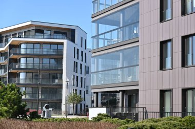 Modern apartman dış mimarisi.