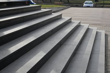 Parktaki beton merdivenler..