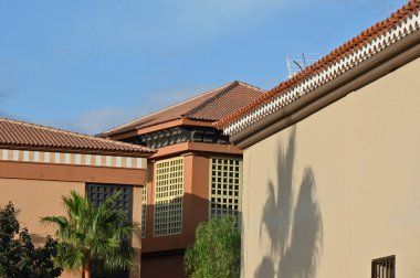 Costa adeje, Tenerife, İspanya şehir merkezinde bir bina.