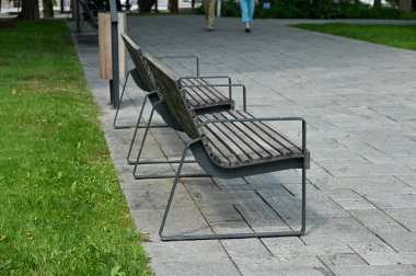 boş ahşap banklar bir caddede