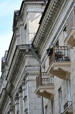 Balkonlu bir apartmanın ön cephesi