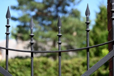 Parktaki metal çitler.