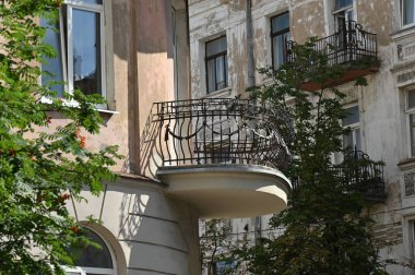 Bir binanın balkonunda.