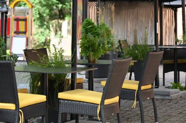 Avrupa 'da boş bir açık hava restoranı