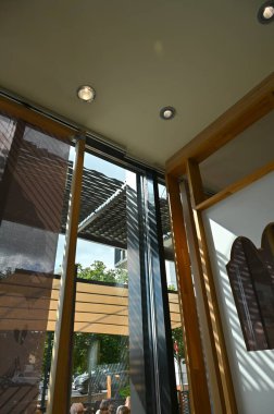 Modern bir otelin içinde.