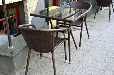 Sandalyeli boş kahve masası