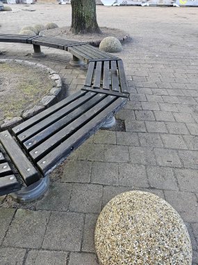 Sahilde taş bir bank