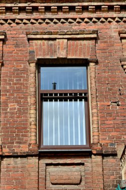 Tarihi taş duvarında dikdörtgen bir pencere var.