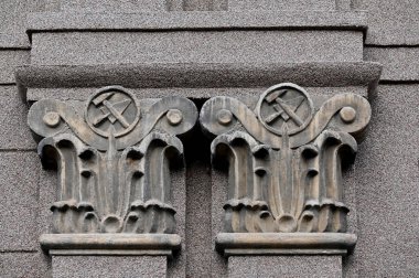 Bir binanın dış cephesinin mimari unsurları.