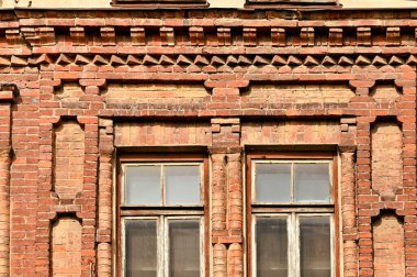 Pencereli eski tuğla ev