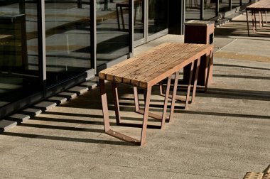 Parktaki tahta sandalyeler.