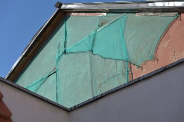 Hasarlı çatılı kırık pencere