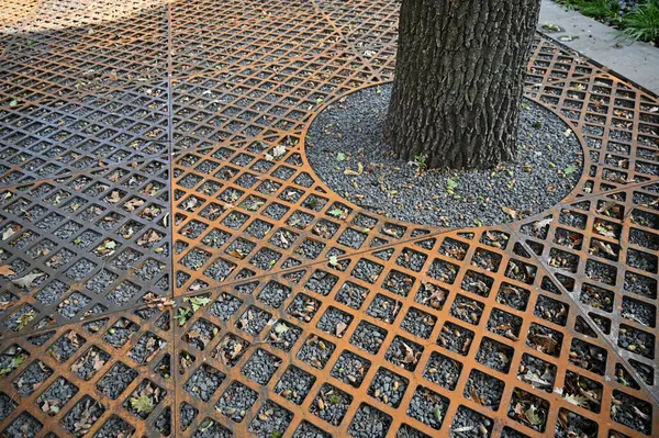 Parkta metal ağ ızgarası