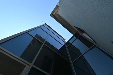 Şehrin modern binası