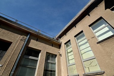 Eski bir binanın cephesi