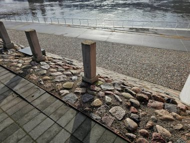 Nehirdeki eski ahşap köprü.