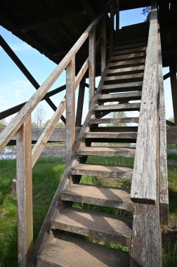 Parktaki eski ahşap merdiven.
