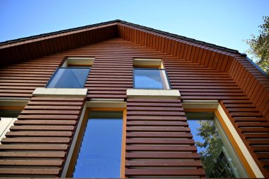 Ahşap çatılı yeni ev