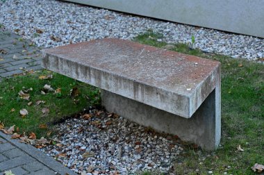 Şehir parkında beton bank