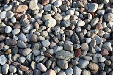 Kumsalda çakıl taşları