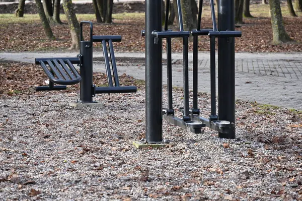 İlkbaharda parkta boş bir oyun alanı