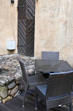 Evin parkındaki güzel beyaz bir duvarın dikey görüntüsü.