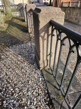 Parktaki eski metal merdivenler.