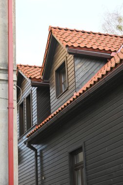 Şehirdeki bir evin çatısında.