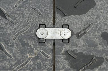 Eski paslı kapı, siyah saplı.