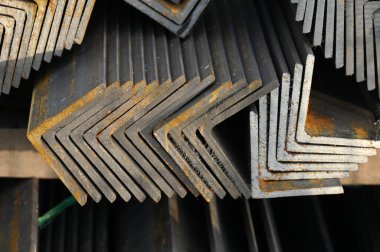 Metal ürünler deposunda paket halinde metal profil dokusu