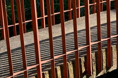 Parktaki metal çitler.