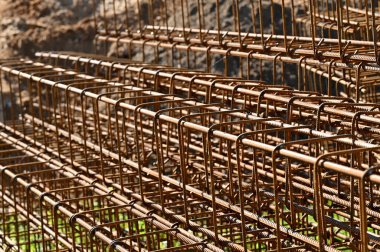 İnşaat alanındaki beton duvarda inşaat iskelesi.