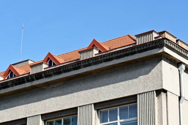 çatısı olan bir ev.