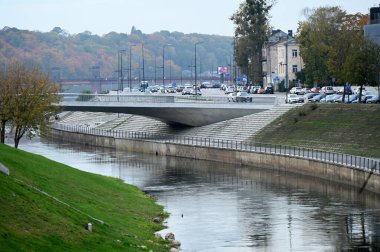 Kuzey Litvanya 'nın Kaunas şehrinde bir nehir manzarası