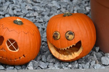 İki oyulmuş Cadılar Bayramı balkabağı