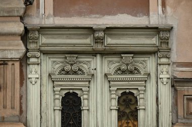 pencereli eski ahşap kapı