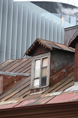 Köydeki eski bir binanın çatısında.