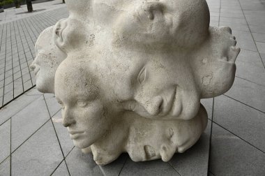 Parktaki kadının heykeli.