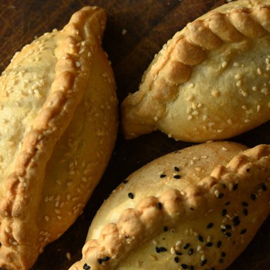 Susamlı ev yapımı hamur işi..