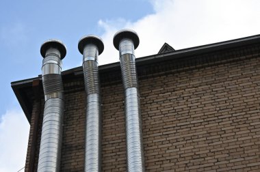 Endüstriyel bir binadan dumanlı baca