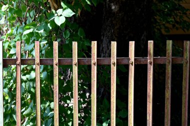 Şehirde ahşap çitler.